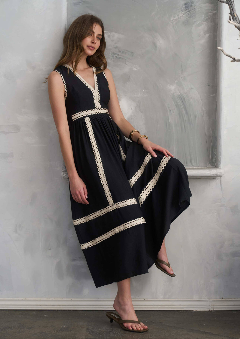V NECK LACE INSERT SLEEVELESS MIDI DRESS